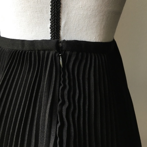 *SOLD* Size 8 French Connection Pleated Skirt - Picture 4 of 7